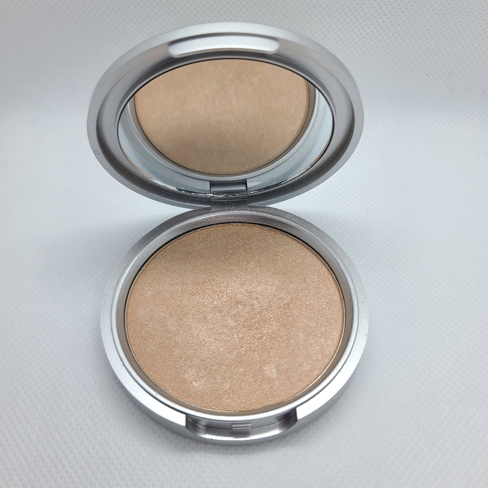 theBalm Mary-Lou Manizer Highlighter